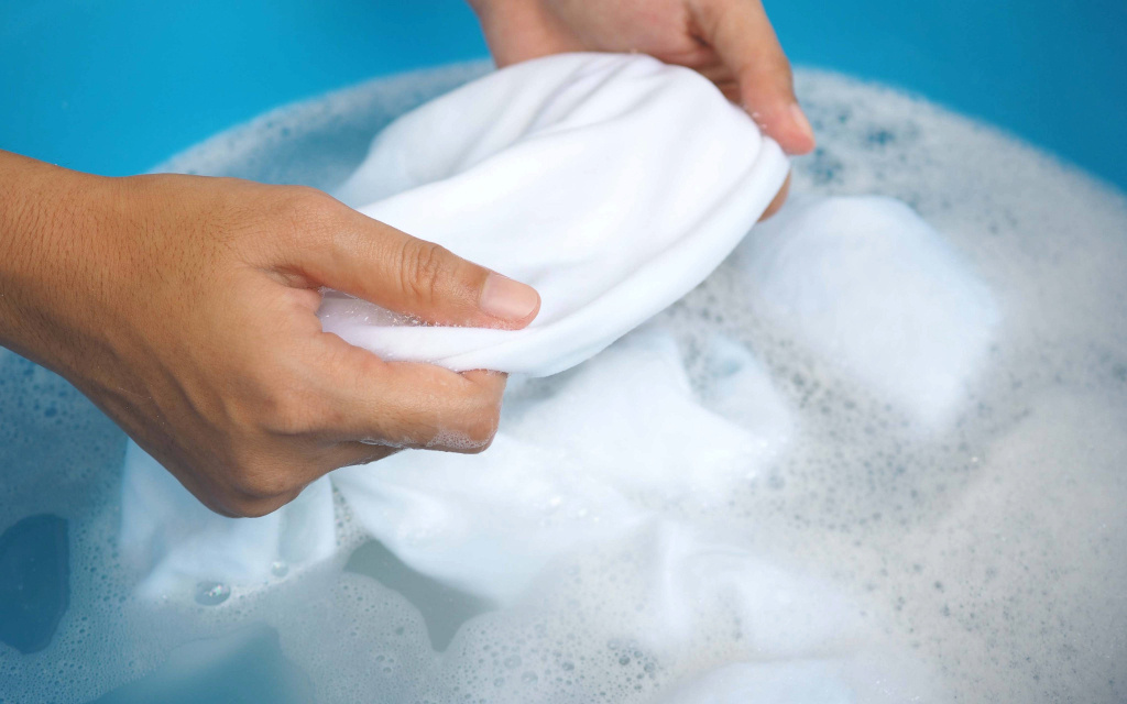 Knowing how to get oil out of clothes can keep workwear and uniforms looking fresh.